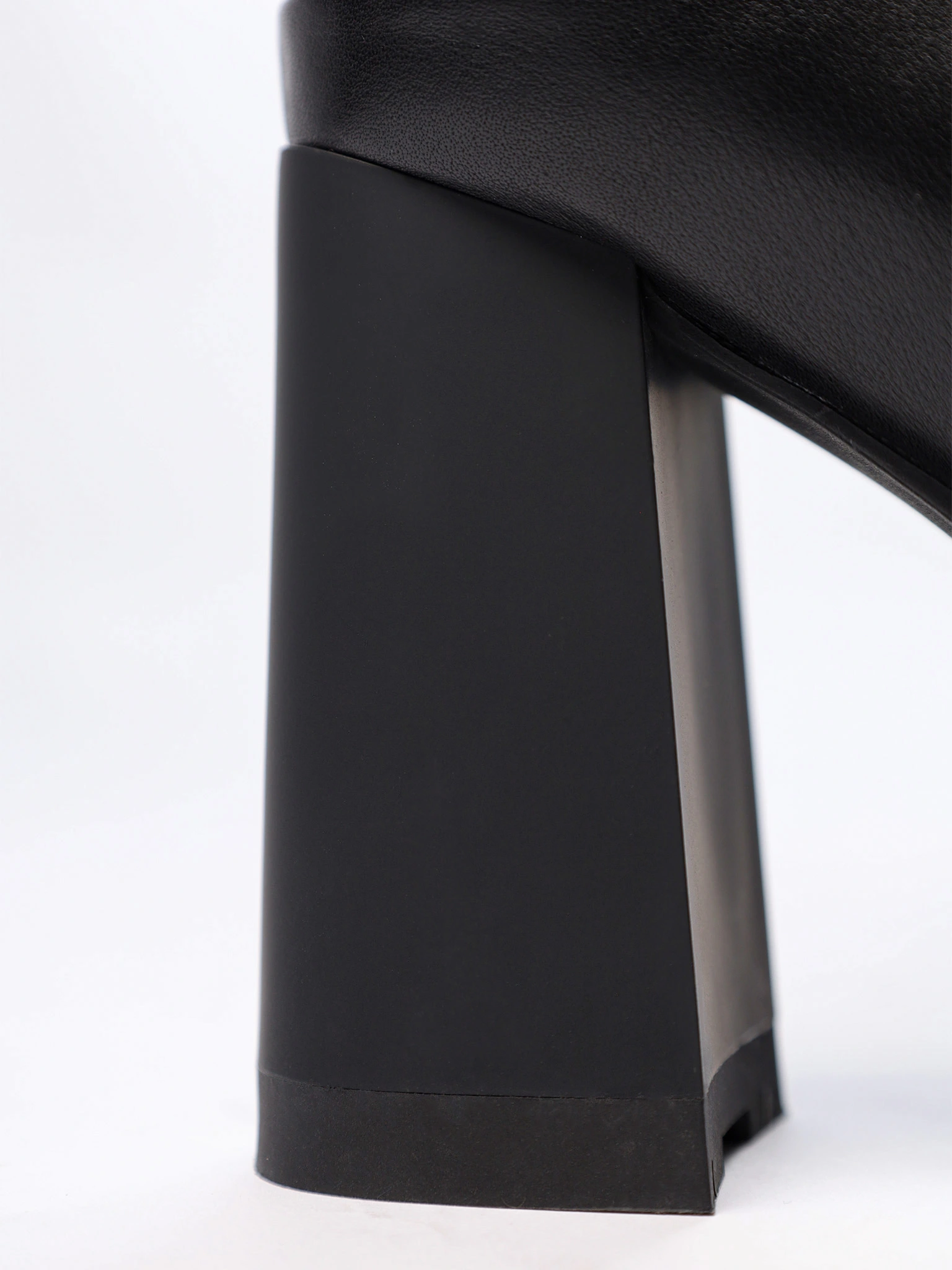 Сапоги черного цвета на высоком каблуке